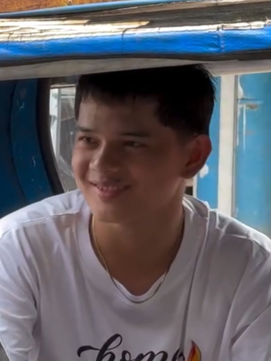 Pogi sa loob ng Tricyle. Ang cute ni Kuya! 
