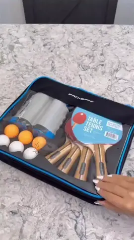 🏓✨ Transforme qualquer mesa em uma mesa de ping pong! Esse kit de tênis de mesa é pura diversão pra toda a família! 😍 Fácil de montar, guardar e começar o desafio! 👏 🎯 Chame quem vai ser seu adversário e veja quem é o campeão da casa! 👉 Para ver mais produtos como este, clique no link da bio! 💥 #diversaoemfamilia #MomentosFelizes #BrincarFazBem #DesafioEmCasa #ColorindoSorrisos      ping pong, tênis de mesa, kit esportivo, brinquedo infantil, rede retrátil, raquete, bolinha, jogo em casa, diversão, família, competição, brincadeira, esporte infantil, lazer, atividade, energia, passatempo, desafio, coordenação, diversão em casa.