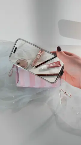 Tu ce produse de pe www.1001cosmetice.ro tii in portfardul tau? 🎀💕 • #portfard #makeupbag #catricecosmetics #essencecosmetics #1001cosmetice 