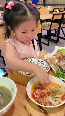 แซ่บจริงไม่ต้องพึ่งพริก! 🥗😋 #tiktokพากิน #dinner #lovefamily #eat #เที่ยวไทย 