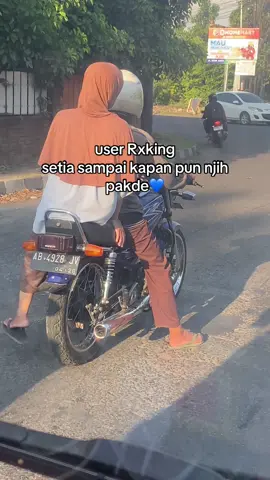 momen pakde2 di bantul berboncengan sama istrinya mengendarai RXking orisinil😍 jian nyeni pol pakde marai pingin😇 mugi sehat selalu amin🤲🏻 #kabupatenbantul #yogyakarta #rxkingblue💙 #rxkingindonesia #yrki_indonesia 