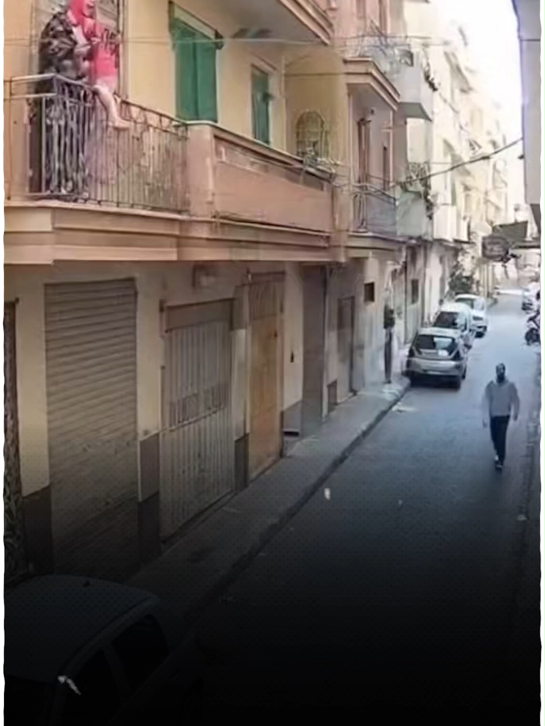 فيديو صادم لطفل يسقط من شرفة منزله  يثير الذعر على مواقع التواصل.. ما حقيقته؟