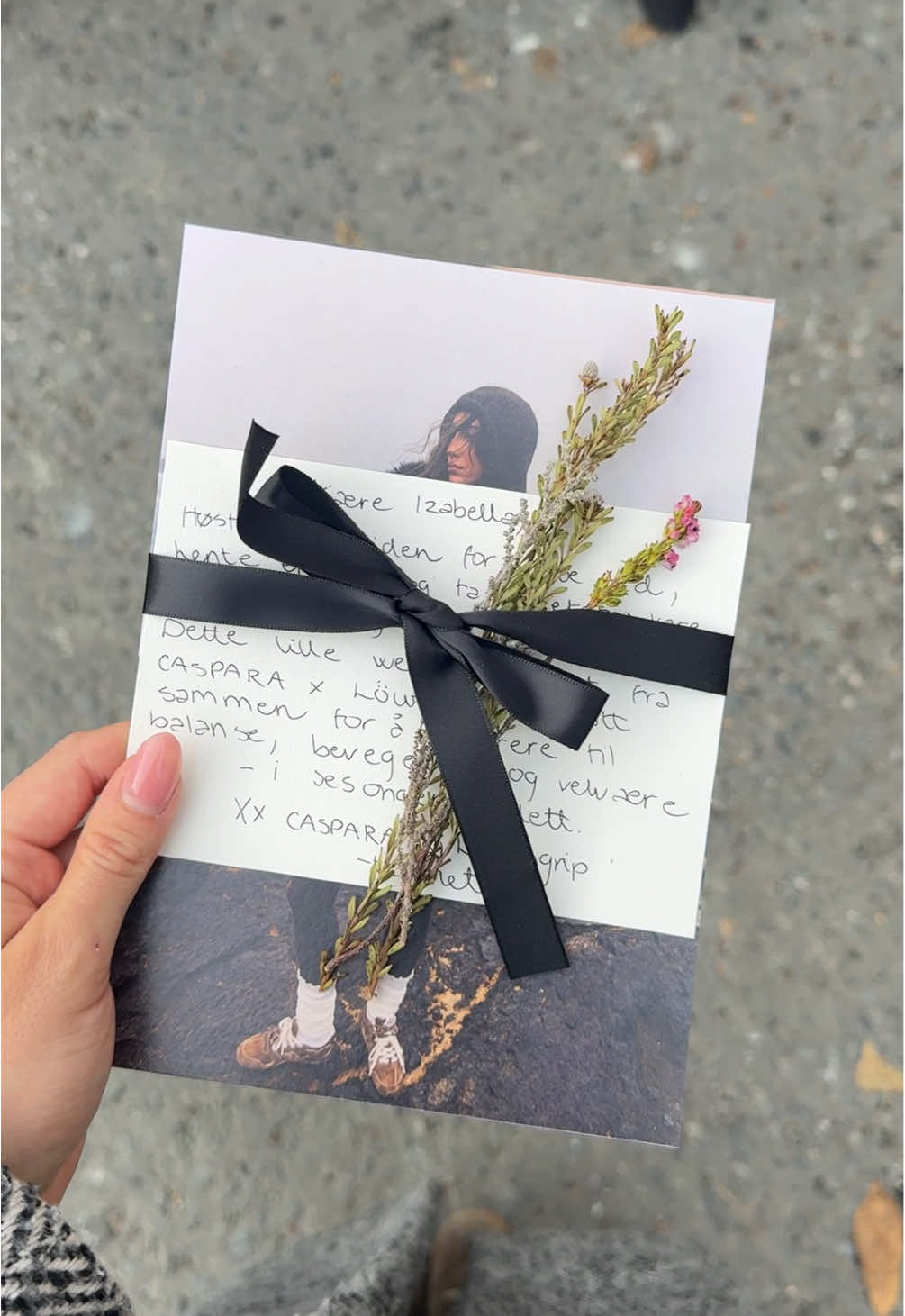 Bli med oss å levere gaver til Caspara-familien vår ✨🤎 #fall #caspara #hoodie #pr #outfitinspo 