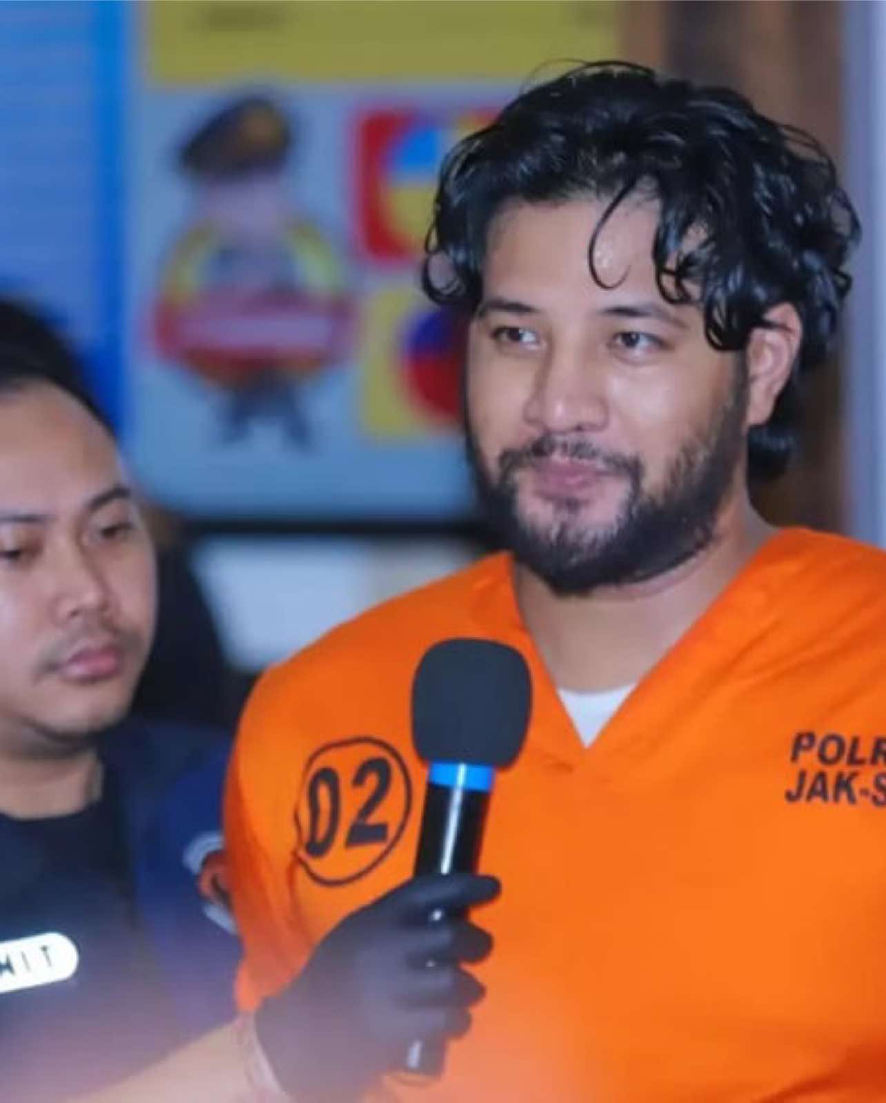 Ammar Zoni Dipindahkan ke Lapas Nusakambangan Aktor Ammar Zoni resmi dipindahkan dari Rutan Salemba, Jakarta, ke Lapas Super Maximum Security di Pulau Nusakambangan, Jawa Tengah, pada Kamis (16/10/2025). Pemindahan dilakukan oleh petugas Direktorat Jenderal Pemasyarakatan karena Ammar dinilai sebagai narapidana berisiko tinggi (high risk) setelah kembali terjerat kasus narkoba dan diduga terlibat dalam peredaran barang haram dari dalam tahanan. Saat tiba di Nusakambangan, Ammar tampak mengenakan penutup kepala dan tangannya diborgol ketat. Ia kini akan menjalani masa hukumannya di lapas dengan pengamanan super ketat tersebut.#mediaonline #ammarzoni #nusakambangan #fyp #fypシ 