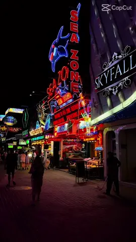 Pattaya Walking Street is very lively and hot ❤️‍🔥🇹🇭♥️ #thailand #bangkok #pattaya #walkingstreetpattaya  #travel 