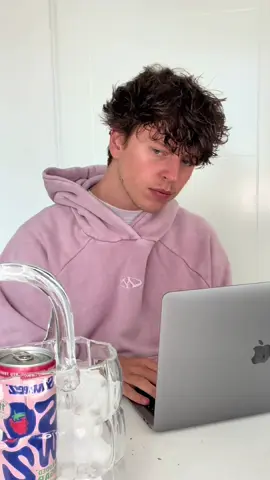 ad - Na zo hard werken heb ik wel een verfrissend drankje verdiend 🥤  Sqweez drinks – de natuurlijke frisdrank, laag in calorieën en zonder toegevoegde suikers of zoetstoffen. De perfecte gezonde keuze voor die after-work vibes 😌✨ @sqweez drinks #Sqweez #BetterForYou #NoShitJustSqweez #FYP 