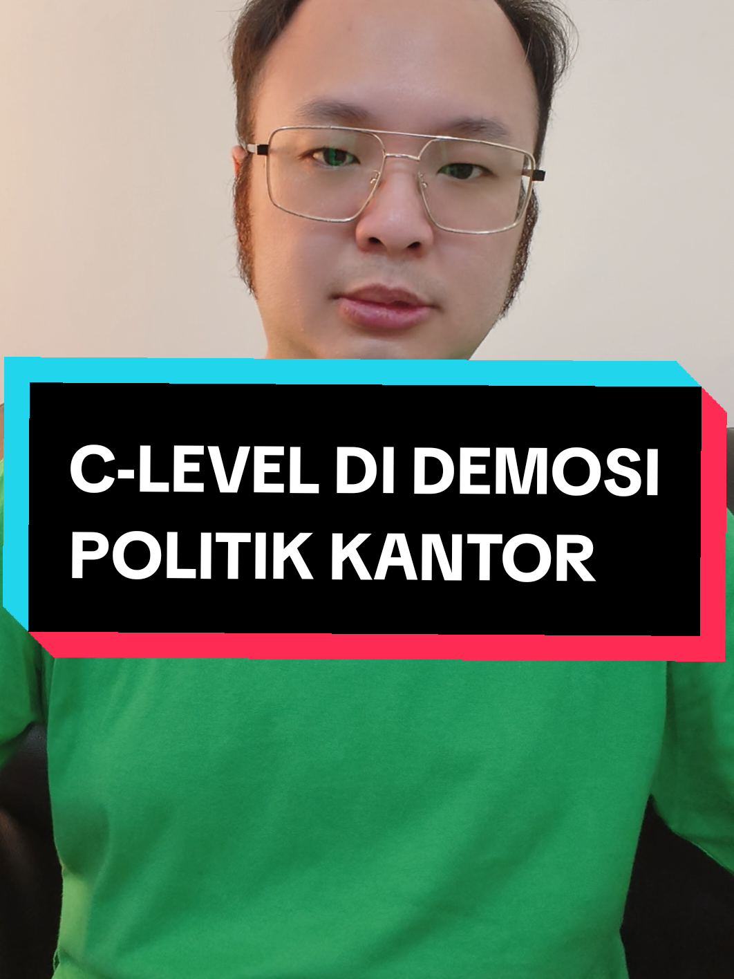 C-Level ini datang dari multinational, mindset-nya modern, performanya bagus. Tapi di sistem lama, kecepatan sering dianggap ancaman. Commercial Director lama tahu cara paling efektif mempertahankan pengaruh dengan framing strategy. Di dunia office politics, kekuasaan gak selalu dijaga dengan konflik, tapi lewat pengendalian narasi dan akses ke pemilik keputusan. Dan lucunya, owner sering gak sadar kalau dia udah jadi bagian dari game itu. 👇 Comment “Bacain politik kantor gue, Ko.” Gue sering bantu eksekutif baca siapa yang lagi main narrative control di belakang layar. #kantor #budakcorporate #anakkantor #dramakantor #corporatelife #corporatetiktok 