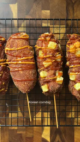 Coréen corndog  Dry ingredients: 250 g all-purpose flour 125 g cornmeal 40 g sugar 3 g salt Wet ingredients:  2 eggs 250 g milk 5 g instant yeast For coating: 100 g panko (Let the batter rest for 30 to 40 minutes before use) المكونات الجافة: 250 غ دقيق لجميع الاستعمالات 125 غ دقيق الذرة 40 غ سكر 3 غ ملح المكونات السائلة: 2 بيض 250 غ حليب 5 غ خميرة فورية للتغطية: 100 غ بانكو (يترك الخليط ليرتاح لمدة 30 إلى 40 دقيقة قبل الاستخدام) #corndog #koreancorndog #Recipe #food #cooking 