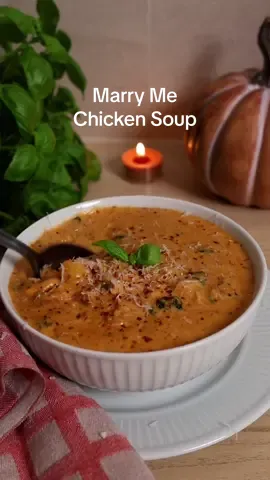 Cap: Reklame @REMA1000 / Marry me chicken soup 👰🍗🍲 - En skikkelig lun, deilig og trendy høstsuppe som du kommer til å forgude, og som passer perfekt på en mørk høstkveld der du trenger noe litt ekstra å varme deg på. - Ingredienser: 2 ss smør 1 ss olje fra soltørkede tomater 1 gulrot, finhakket 1 løk, finhakket 1 stangselleri, finhakket 1/2 ts salt 1/3 ts sort pepper 1 ss provencekrydder 1 ts chiliflak 3 ss soltørkede tomater 2 ss tomatpuré 5 hvitløksfedd, finhakket 500 ml kyllingkraft 500 ml vann 2 dl kremfløte 400 g fersk gnocchi eller pasta 200 g ferdig grillet kyllingfilet 200 g kremost med urter 1 dl revet parmesan 1 neve frisk basilikum 1 pose babyspinat (65 g) - Fremgangsmåte: 1. I en medium varm stekepanne eller gryte smelter du 2 ss smør sammen med oljen. 2. Ha i gulroten, løken, selelrien, saltet, pepperet, provencekrydderet og chiliflak, og stek alt til det er mykt og gyllent. 3. Tilsett tomatpuréen og hvitløken, og la dette surre i et par minutter. 4. Ha i resten av ingrediensene, rør godt sammen og la det småkoke i ca. 15 min eller til suppa er tykk, kremete og digg! 5. Kos deg! 🎃 - Tips: Dette er en kremete og mektig suppe. Hvis du ønsker den litt lettere, kan du droppe kremosten 🙌 - #REMA1000 #augustogmartin #marrymechicken #høstmat #suppe 