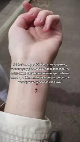 Tanda yang tidak semua orang tau, bahkan ada yang salah paham. padahal tanda ini sebagai pengingat sekeras apa perjuangan seseorang demi mendapatkan kelayakan dalam hidup nya✨❤️‍🩹🌱 #semicolontattoo #mentalhealt #semicolonproject #tattotemporary #selfgrowth 