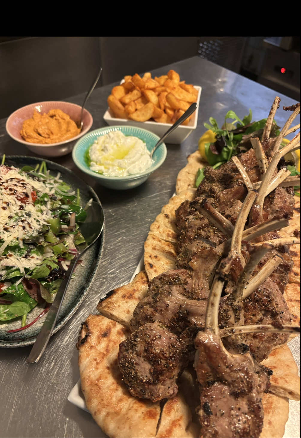 Lammbricka för 3. För bokning ☎️ 0768792959. #stockholm #stavrostaverna #grekiskrestaurang #foryoupage #virał 