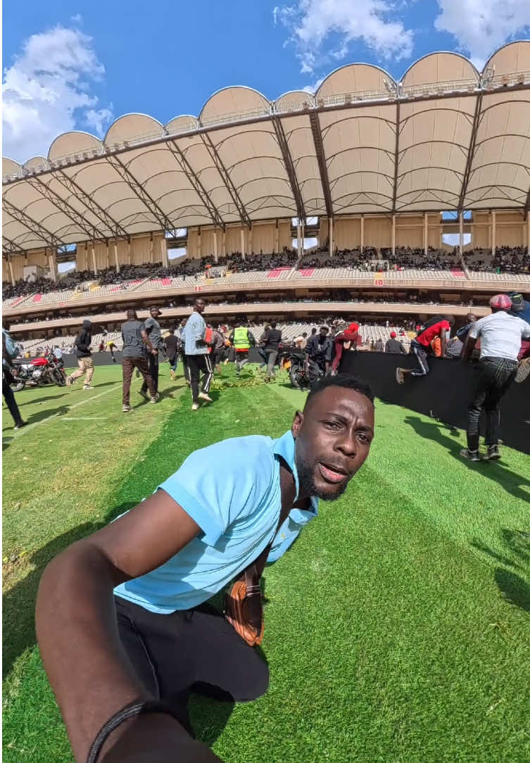 Live at Kasarani Stadium. Raila Odinga body viewing. Police shoot in the air to disperse crowds #riprailaodinga #railaodinga #tiktokkenya🇰🇪 #fyppppppppppppppppppppppp #creatorsearchinsights @insta360 official 