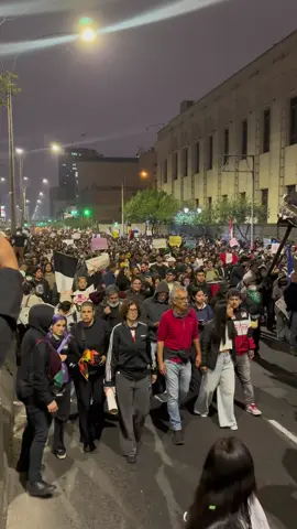 Los fuertes enfrentamientos entre la policía y manifestantes durante la marcha nacional del 15 de octubre dejaron como saldo más de 80 heridos y una persona falle. La víctima mort. , identificada como Eduardo Mauricio Ruiz Sanz, de aproximadamente treinta años, llegó sin signos vitales al Hospital Arzobispo Loayza. #limasinfiltro4k #lima #limaperu🇵🇪 #peruanosenelmundo #peru🇵🇪 