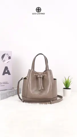 Tas drawstring terbaru dari Les Catino. Gimana nih?? Siapa yang jatuh cinta sama tas ini? Langsung checkout aja💃💃. #lescatino #lokalbrand #fyp #OOTD #fashion 