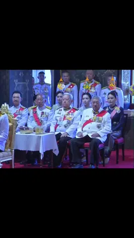 นายทหารราชองครักษ์พิเศษใส่ชุดไทยตามเสด็จ และนายทหารราชองครักษ์พิเศษเวรตามเสด็จ 1.พลตรีหญิง ท่านผู้หญิงอรอนงค์ ปิยนาฏวชิรพัทธ์ 2.พลตรีหญิง คุณหญิงชยุตรา  วชิรพัทธโสภา 3.พลตรีหญิง คุณหญิงปภัสสร วัชรหทัยพัทธ์ 4.พันเอกหญิง คุณหญิงภรณ์ทิพย์ โสภิณศุภพัทธ์ 5.พันเอกหญิง คุณหญิงภัทรียา ภัทริยาลงกรณ์ 6.พันเอกหญิง คุณหญิงมนัสสิยา ทิพยวชิราภักดิ์ #นายทหารราชองครักษ์พิเศษ #ท่านผู้หญิงอรอนงค์ #ในหลวงรัชกาลที่10 #fyp #fyppppppppppppppppppppppp 