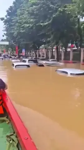 Thái Nguyên: 12.600 ô tô, 39.800 xe máy bị ngập nước. TPO - Theo Sở Xây dựng Thái Nguyên, đợt mưa do hoàn lưu bão số 11 trên địa bàn tỉnh đã làm khoảng 12.600 ô tô, 39.800 xe máy và hàng trăm phương tiện khác bị ngập nước; ước tính chi phí sửa chữa hơn 1.200 tỷ đồng.1 ngày trước Xin chia sẻ sự thiệt hại này với nhân dân Thái Nguyên 😓 #bao11 #ngapnuoc_lulut #ThaiNguyen #Oto #thientai 