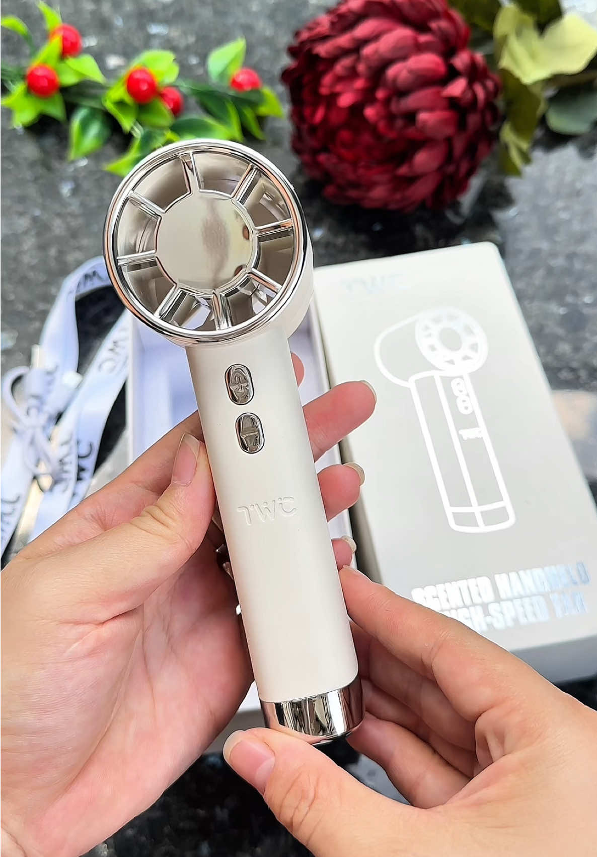 Quạt cầm tay mini USB của nhà TWC xịn xò quá mà rẻ nữa nhe #xuhuong #quatcamtaymini #quatcamtay #twc #utkimcuongaff  @Út Kim Cương Aff 💎  @Út Kim Cương Aff 💎  @Út Kim Cương Aff 💎 