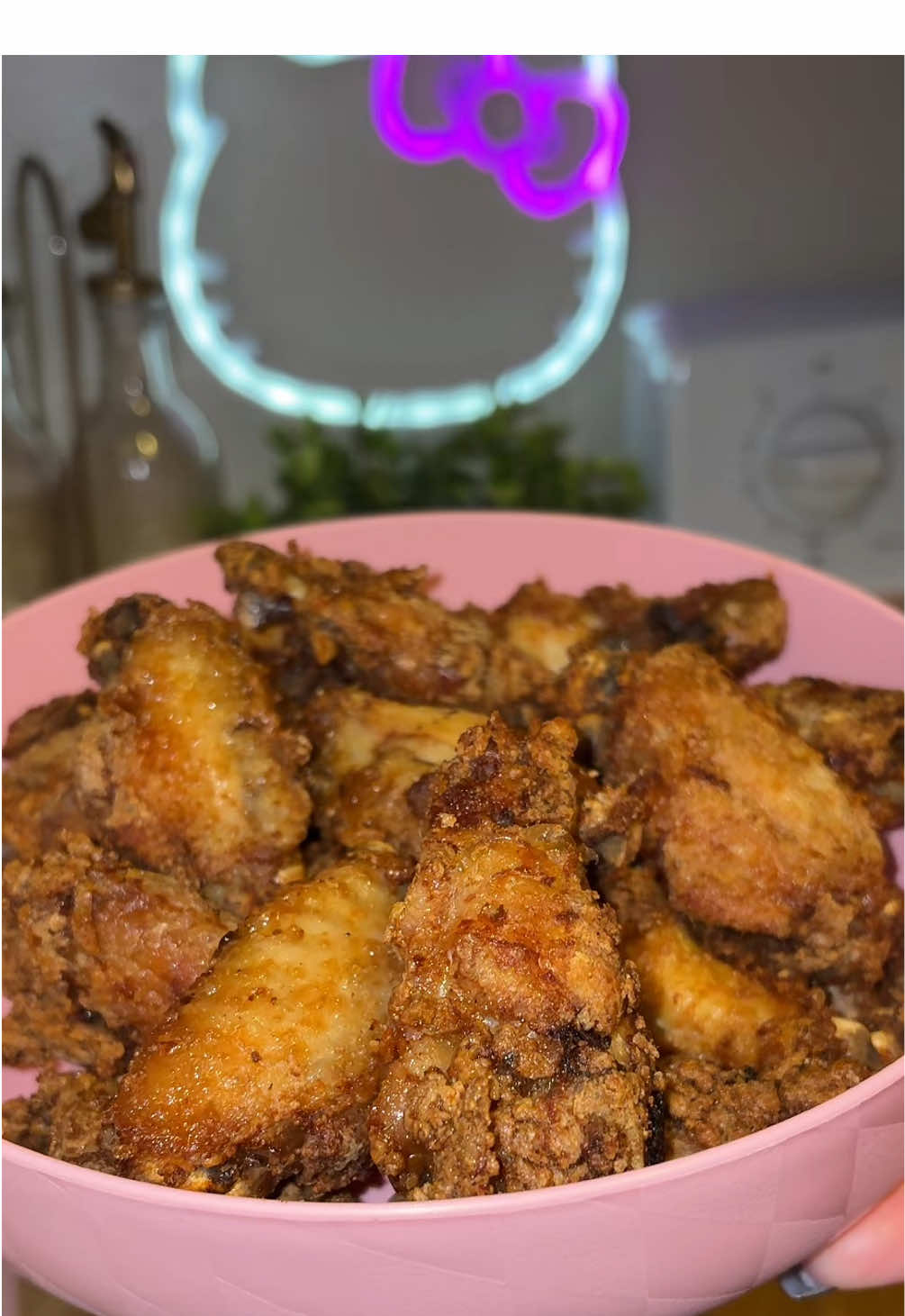 Alitas BoriChinas🇵🇷  Chinese wings - MY WAY✋🏼 Check out this recipe que me quedo por la maceta🇵🇷  🎀RECIPE🎀 Chicken wings(wash before use) 1/2 TBSP of salt 1 TBSP of garlic powder 1 TBSP of onion powder 1 TSP of paprika  1 TSP of black pepper 2 TBSP of soy sauce  1 TSP of sesame oil  2 TBPS of cornstarch 2 TBSP all purpose flour  Fry 7-10 minutes on each side or until crisp Enjoy😋🩷 #friedchicken #chinesefood #puertoricanfood #pollofrito #dinner 