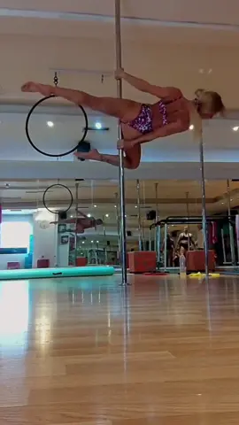 I do it alone… I’m still doing it…. #poledance #aerial #dancer #poledancer #fyp 