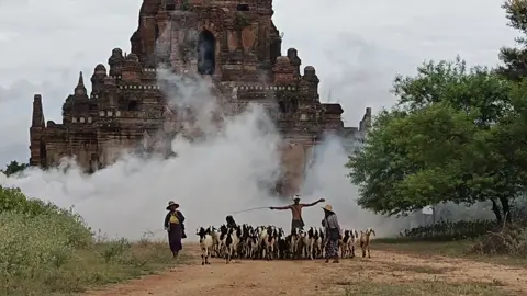 အညာရဲ့ ချစ်စရာဓလေ့ အလွမ်းပြေကြည့်ရအောင်လို့ပါ......... #🇲🇲ပုဂံ  #YMT  #Mobile Photography  #ရောက်ချင်တဲ့နေရာရောက်👌 