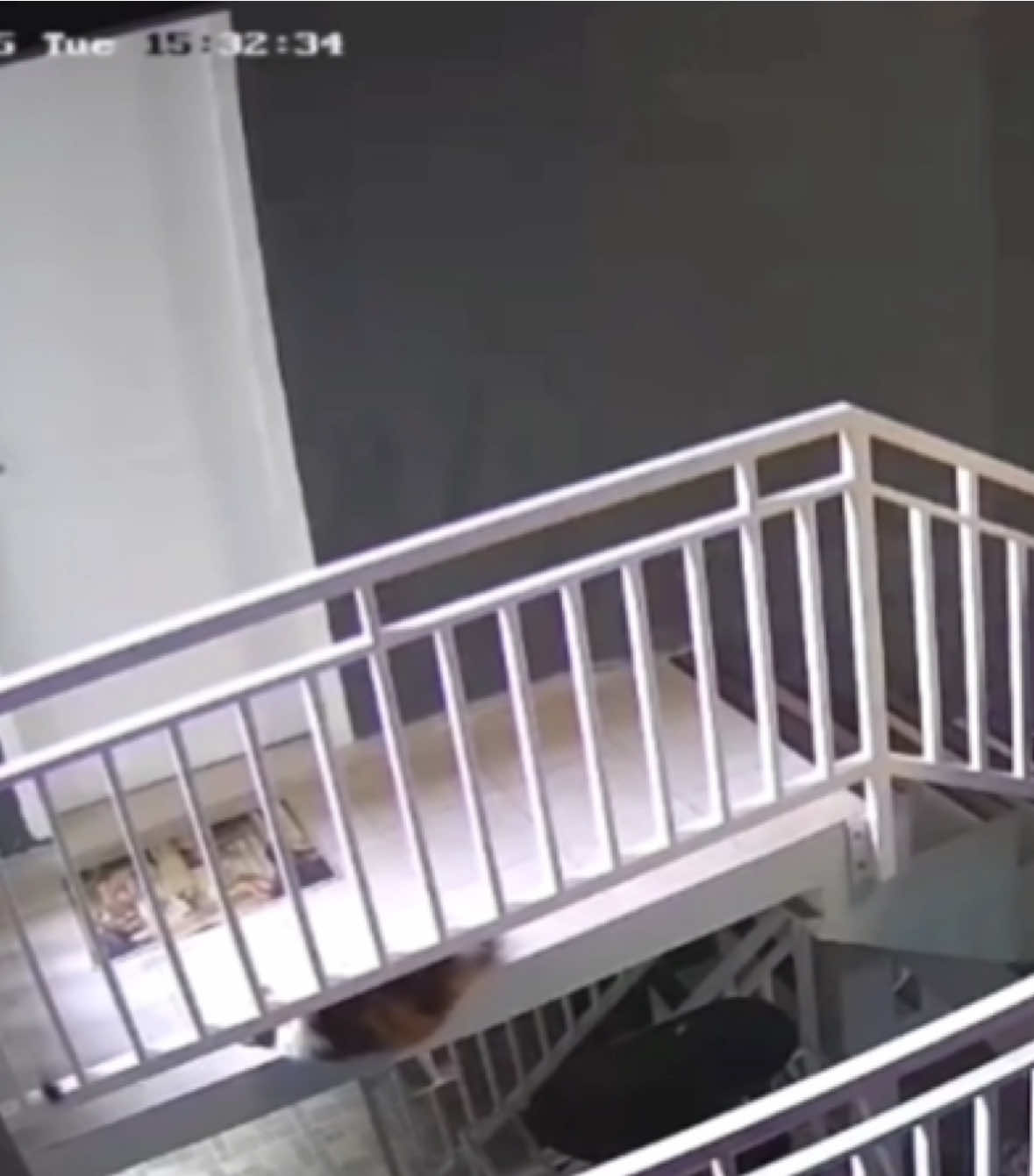 stop tidur terlalu pinggir gak?!😭🫵🏻 