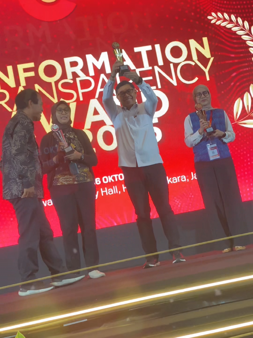 SELAMAT & SUKSES! #SobatBahari, KKP RI raih Information Transparency Award 2025 kategori Juara 1 Badan Publik Penyedia Informasi Terbaik dari Komisi Informasi Pusat pada Pameran Keterbukaan Informasi Publik 2025! Penghargaan ini adalah suvenir menarik yang dibawa pulang KKP pada hari terakhir pameran tersebut. KKP dinilai memiliki informasi dan program yang terbuka dan menyatakan transparansi kepada publik lewat beragam media informasi yang dihadirkan selama pameran berlangsung, salah satunya melalui media sosial.  Tak dapat dipungkiri, #KeterbukaanInformasiPublik memang sudah menjadi ruh yang akan selalu dihadirkan KKP kepada publik dalam memajukan sektor KP guna mewujudkan Ekonomi Biru untuk Indonesia Emas. Mohon dukungannya selalu, ya! :) Mewakili Menteri Trenggono, Kepala BPPSDM KP, I Nyoman Radiarta, menerima penghargaan yang membanggakan itu. Selamat dan sukses untuk kita semua! #PameranKeterbukaanInformasiPublik #PameranKIP2025 #2025KKPRiseTogether @INR4diarta @Didit Herdiawan Ashaf @Sakti Wahyu Trenggono @Kementerian Kelautan Perikanan 