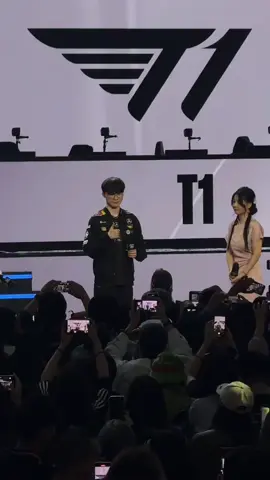 [Tóm tắt một số cmt mà fan Trung để lại tại phần bình luận video phỏng vấn Faker] Dù T1 thắng hay thua, Faker vẫn là một trong những cái tên được tôn trọng nhất trong cộng đồng LMHT. Nếu không có những cảnh quay thực tế như thế này, thật khó có thể tin rằng đây là hình ảnh của người vô địch CKTG 5 lần. Một ánh mắt tràn đầy sự khiêm tốn và không hề có một chút kiêu ngạo nào. Nếu tôi vô địch Thế Giới 5 lần như anh ta, tôi sẽ rất tự tin và đầy kiêu hãnh, thậm chí ngay cả khi tôi đi trên đường. Nhiều người thích Faker không phải vì anh ấy có nhiều cúp hay thành tích, mà có lẽ là vì họ thích sự đam mê và nhiệt huyết của anh ấy dành cho trò chơi này. Anh ấy thật sự đã rất chăm chú quan sát tất cả các fan của mình ở dưới khán đài. Faker thực sự là tuyển thủ xuất sắc nhất LoL, không ai có thể sánh ngang với anh ấy, hiện tại là vậy và sẽ luôn là như vậy trong tương lai. Faker thực sự là tuyển thủ chuyên nghiệp duy nhất có nhiều chức vô địch mà không có bất cứ tin đồn tiêu cực nào. Thật khó để tìm thấy rumor tiêu cực để chỉ trích anh ấy, cả đạo đức và kỹ năng đều đáng ngưỡng mộ. Haha, vị Thần duy nhất. LPL chỉ thiếu một hình mẫu như thế này, một người vừa có đạo đức, thái độ lẫn thành tích. cre vid: number.24 (douyin)  #t1 #t1faker #sktt1faker #esport #lol 