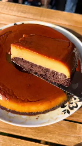 🍰🫨PASTEL IMPOSIBLE!!!! siempre hago recetas tradicionales españolas pero llevo viendo este postre tradicional mexicano años en redes y ya no podía resistirme más y he tenido que hacerlo!!!!! es gracioso porque soy terrible repostera y justo hago un pastel que se llama imposible jejejjjeje no sé que me esperaba que pasara la verdad  . 🍫🍮Para el caramelo: 200g de azúcar  Para el bizcocho: 2 huevos, 80g azúcar, 60g mantequilla, 80g chocolate cobertura negro, 60g harina, media cucharadita de levadura royal, 20g de cacao. Para el flan: 600ml leche, 200g azúcar, 1 huevo, 3 yemas, esencia de vainilla al gusto. Horno: al baño maría y tapado con papel albal a 150 grados hasta que al pincharlo salga limpio (yo lo tuve 1 hora y media) . #comida #food #Receta
