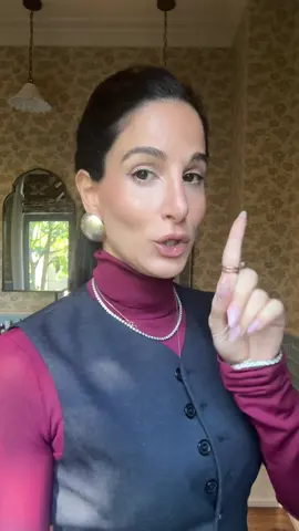 Comment and I’ll send you links to all of this @FARFETCH @Larroudé @SMYTHE #fashiontiktok #interiordesigninspo #torontoinfluencer #jewishinfluencer #fashioninspo 