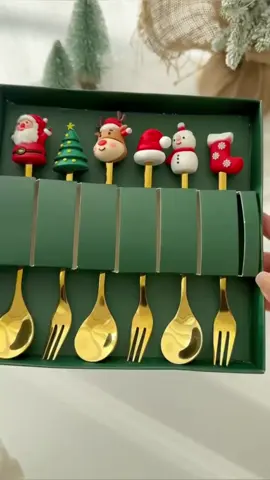 🎄✨ Encante sua mesa neste Natal com muito estilo e brilho! Surpreenda sua família e convidados com o Conjunto de Garfo e Colher de Natal Criativos, disponíveis em opções com 2, 4 ou 6 peças, feitos em aço inoxidável de alta qualidade. Cada detalhe foi pensado para trazer o charme natalino à sua ceia, com design temático e acabamento impecável que une beleza, durabilidade e elegância. 🍴🎅 ✅ Ideal para compor mesas temáticas e festivas ✅ Material resistente e fácil de limpar ✅ Design criativo com toque natalino ✅ Perfeito para presentear ou decorar sua mesa de Natal 🌟 Torne cada refeição um momento mágico e cheio de encanto! Garanta já o seu conjunto e celebre o Natal com muito bom gosto! 🎁🎄 #Natal #MesaPosta #DecoraçãoNatalina #UtensíliosDeNatal #PresentesCriativos    