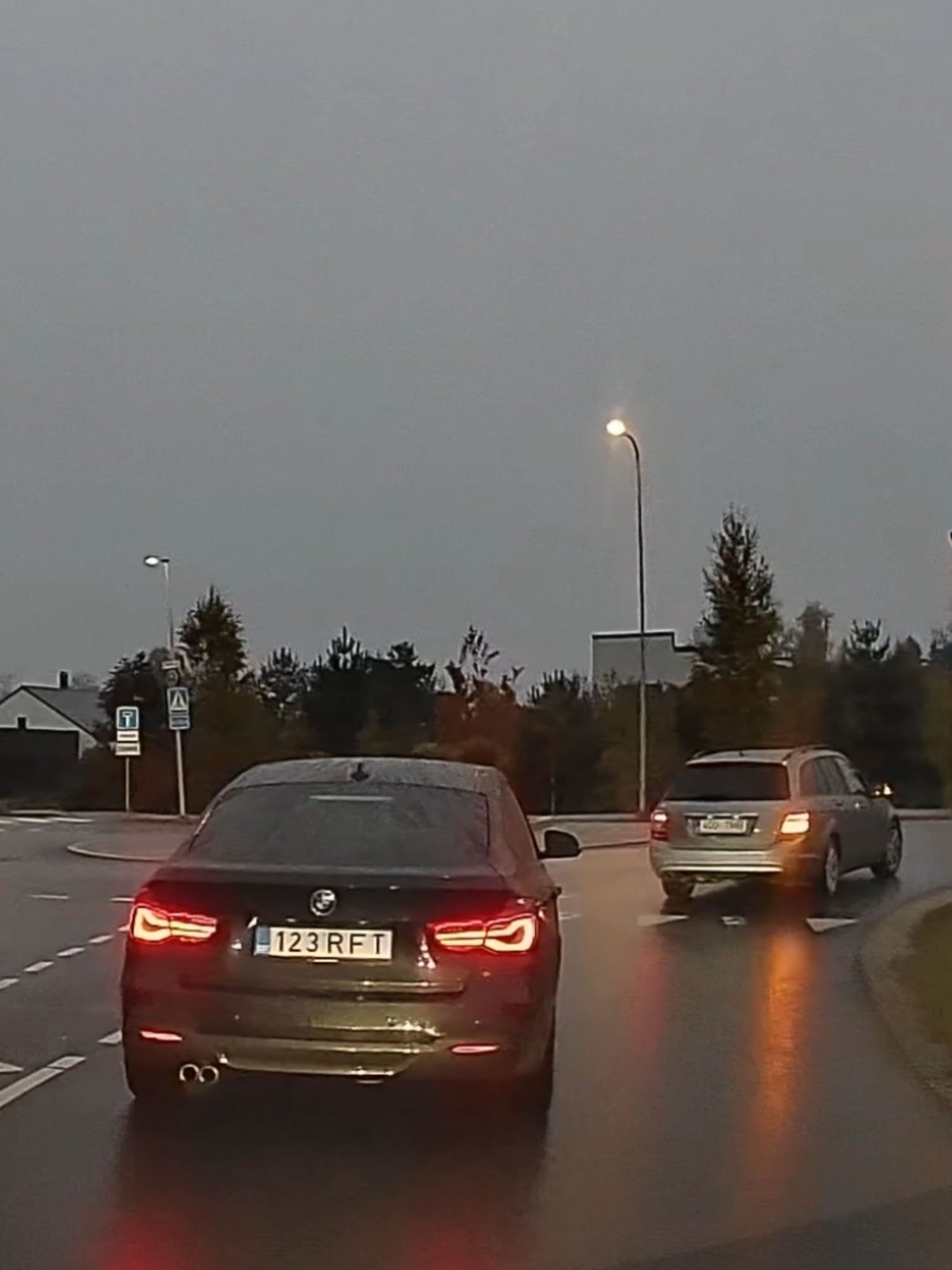 Peetris sisuliselt iga minut sõidab keegi ringteel ja suunda ei oska näidata.. pigem ei taha näidata.. paneb imestama, kuidas need isikud üldse juhiload said?