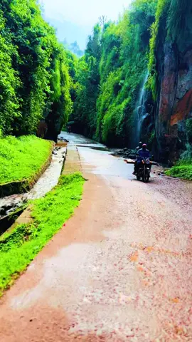 One of the most beautiful gorge in Uganda 🇺🇬 @Priscilla 🇺🇬🇺🇬 #uganda #gorge #exceptional#waterfalls 