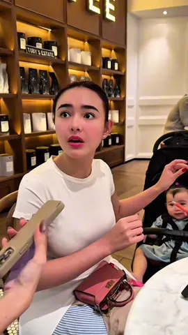 Tas mungil favoritnya Amanda Manopo ada ganci lucu #gancilucu #g2glipserum #g2gmoisturizer #amandamanopo @glad2glow.indo 