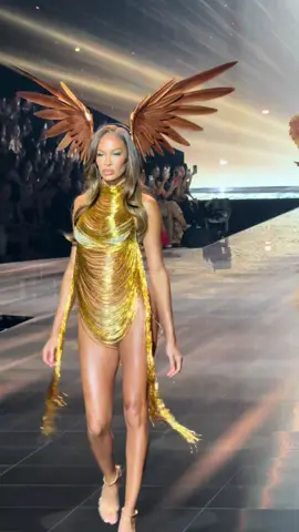 It’s all about the wings. #JoanSmalls #VSFashionShow 