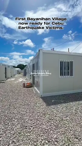 CTTO: 𝗠𝗔𝗦 𝗟𝗜𝗚𝗧𝗔𝗦 𝗔𝗧 𝗞𝗢𝗠𝗣𝗢𝗥𝗧𝗔𝗕𝗟𝗘𝗡𝗚 𝗧𝗜𝗥𝗔𝗛𝗔𝗡.🏠🇵🇭 Alinsunod sa direktiba ni Pangulong Ferdinand R. Marcos Jr., sinimulan na ng Department of Human Settlements and Urban Development (DHSUD) ang pag-turnover ng modular shelter units sa Bayanihan Village sa San Remigio, Cebu ngayong Huwebes, Oct. 16. Kasalukuyan namang itinatayo ang Bayanihan Village sa Daanbantayan, Cebu at Tarragona, Davao Oriental na kapwang tinamaan ng malalakas na lindol. #pbbm #bongbongmarcos #presidentbongbongmarcos #tiktok #fyppppppppppppppppppppppp 