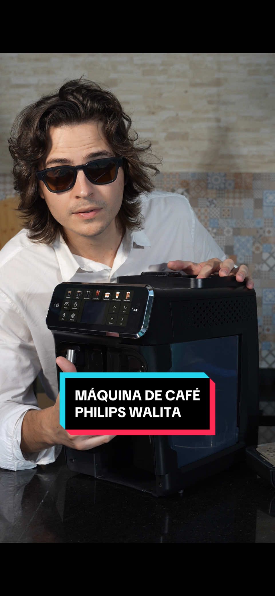 Minha nova cafeteira de luxo tem nome! 🖤 A Cafeteira Superautomática Série 4000 Philips Walita chegou na bancada para elevar o nível de qualquer café. O design é um espetáculo, mas a facilidade... Chamei a galera pra testar e provar que a Philips Walita faz o café perfeito para TODO MUNDO com apenas um toque, graças ao painel touchscreen intuitivo. Sério, ela faz até café gelado! 🤯 E a espuma do leite? O sistema LatteGo faz a mágica, só cremosidade pura. A Série 4000 é a solução para você. Quer esse luxo em casa? Use o meu cupom SAUWALITA no site da @Philips Walita Brasil: R$200 de desconto na Série 4000 (e +10% off no resto do site!). Válido até 31/12/2025. #CaféEmCasa #PhilipsWalita #Serie4000 #LatteGo #CaféEspecial 