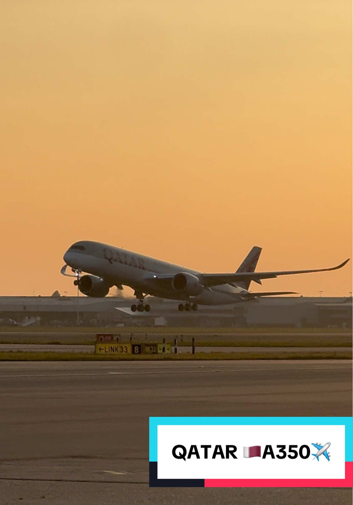 Qatar Airways A350-1000 | Takeoff from Heathrow RWY 27R | Sunset departure 🇶🇦✈️ #qatar #doha #aviation #planespotting #heathrow @Qatar Airways 