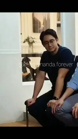 kalo ga ada bininya manda di sampingnya,bener2 fokus sama hp koko kenny, coba kalo ada bininya, megang hppun gak sama sekali 😭🥰 #kennyaustin #amandamanopo #fyp #fypdong #fyppp 