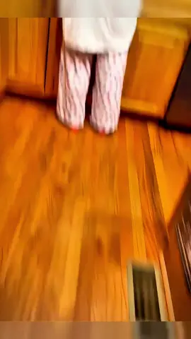 Scaring my mom 😄😄😄#funny #funnyvideo #scared #scarecam #scary #foyou #scareprank #prank 