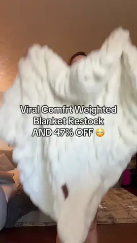 The softest weighted blanket I have ever owned 🤤  @Comfrt  #comfrtblanket #comfrtdreamerblanket #viralproducts 