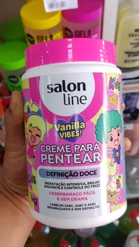 Definição, perfume e leveza em um só potão. O Salon Line Doce Vanila Vibes tá em promoção no TikTok Shop. Aproveita antes que acabe. #SalonLine #DoceVanilaVibes #CremeDePentear #CabelosBonitos #CabelosCacheados 