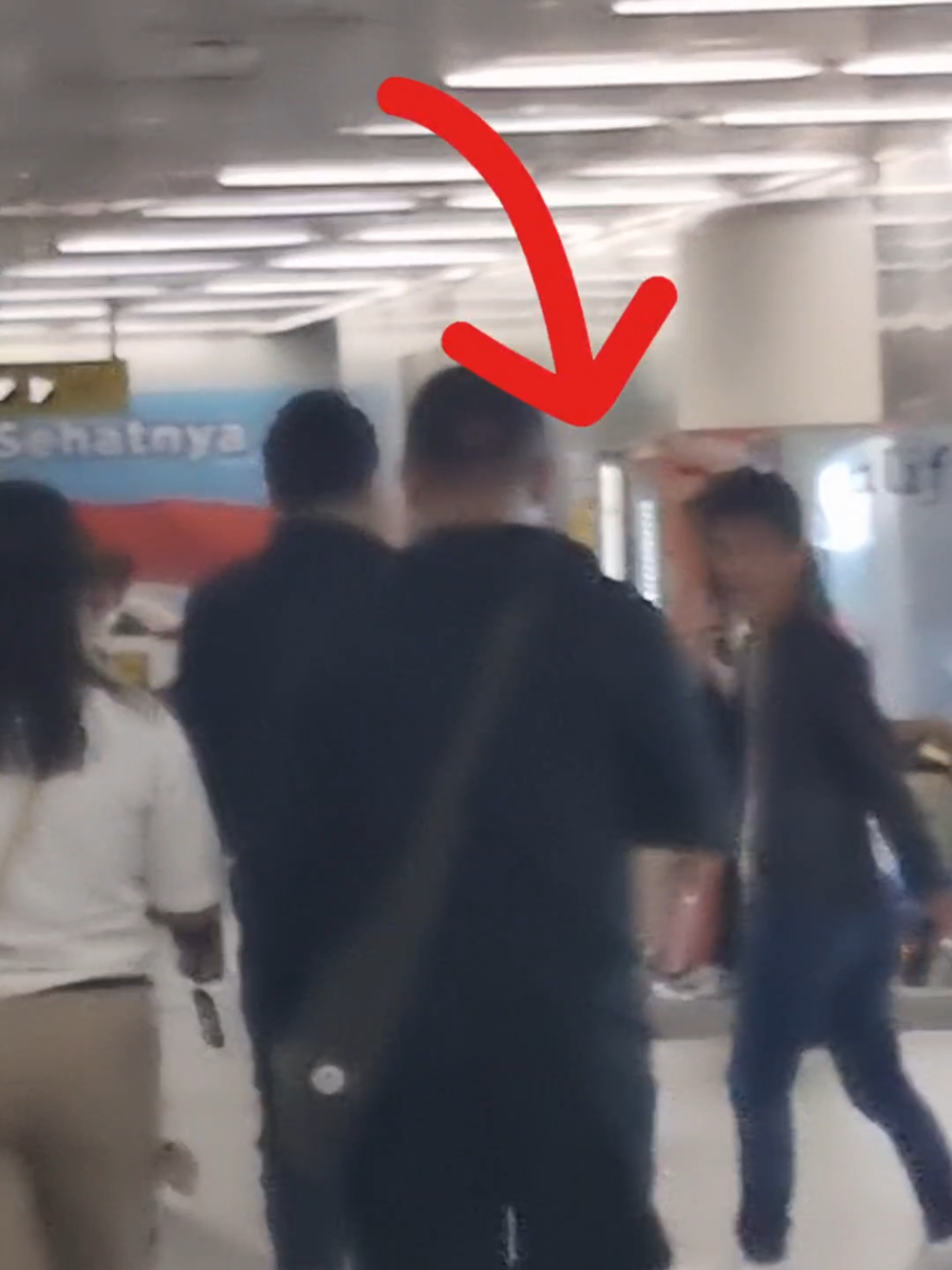 Jadi ceritanya tadi gw naik MRT dan turun Bundaran HI. Nah ni bapak2 emg satu gerbong sama gw pas di kreta. Terus pas mau tapping keluar, posisi dia itu persis ngantri di sebelah gw. Nah pas gw lagi perhatiin barisan depan gw, tiba2 dia tu udah di belakang gw. Kaget reflek langsung noleh ke dia, tp gw blm mikir macem2 walaupun udah berasa aneh. Terus gw memutar kepala dan liat ke barisan depan lagi, gw ngerasa kok kaya ada yang megang ransel gw. Terus gw langsung noleh ke belakang lagi, gw liatin dia. Bapaknya langsung blg 