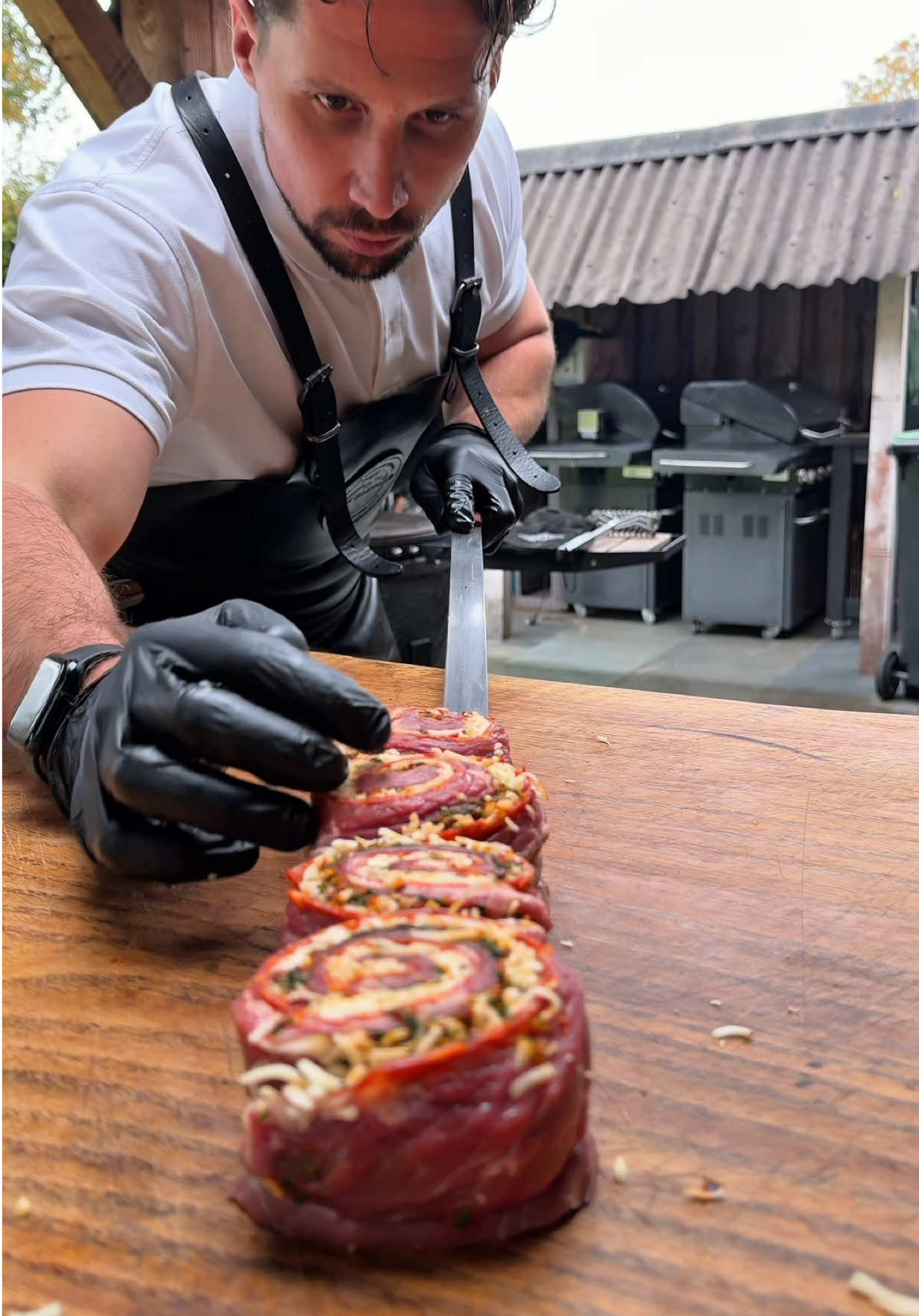 Steak Pinwheels With Chorizo, Mozzarella and Smoked Chimichurri Sauce!! Skirt steak, chorizo, and mozzarella tightly rolled into bold pinwheels on a skewer. Grilled over glowing fire, finished with a smoked chimichurri oil: olive oil, apple cider vinegar, herbs, and pure smoke infused with a burning coal. Juicy, smoky, spicy. The ultimate bite of fire, fat, and finesse. Ingredients: 🥩 Meat •	Skirt steak 🧀 Toppings •	Chorizo •	Mozzarella 🌿 Herb Mix •	Parsley •	Thyme •	Chili flakes •	Smoked paprika •	Lemon zest •	Garlic •	Salt 🫙 Smoked Chimichurri Oil •	The herb mix above •	Olive oil •	Apple cider vinegar •	One glowing coal for the smoke infusion Van ’t Spit bij Smidt – Private Barbecue #steak #chimichurri #meattomeat #foodtutorial #comfortfood 