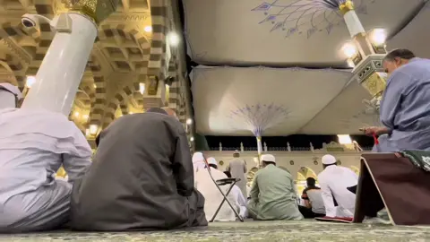 من الروضة الشريفه يصدح المؤذن عبد المجيد السريحي بأذان إبداعي بمقام الرست  لأذان.