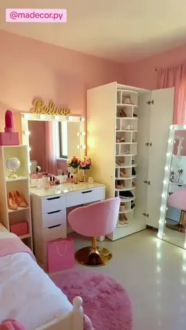 Un dormitorio soñado, lleno de estilo y elegancia. Un tocador moderno con espejo iluminado crea el lugar perfecto para arreglarse y brillar. A su lado, un zapatero giratorio exclusivo que organiza y exhibe cada par de zapatos con distinción. El espejo de cuerpo entero con luces aporta glamour, y el armario combinado mantiene todo en perfecta armonía. Un espacio delicado, femenino y verdaderamente premium.