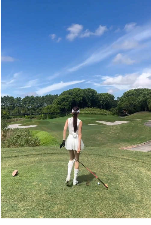 Practicing hard every day is infinitely close to the goal.#Golf swing#Share today #golf #Golf course