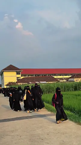 MasyaAllah🥹... Semoga Alloh lancarkan rezeki para wali santri ini. 🤲Aamiin🤲 #pondokalfatahtemboro #temboroalfatah #fyp #cadarcantik #CapCut 