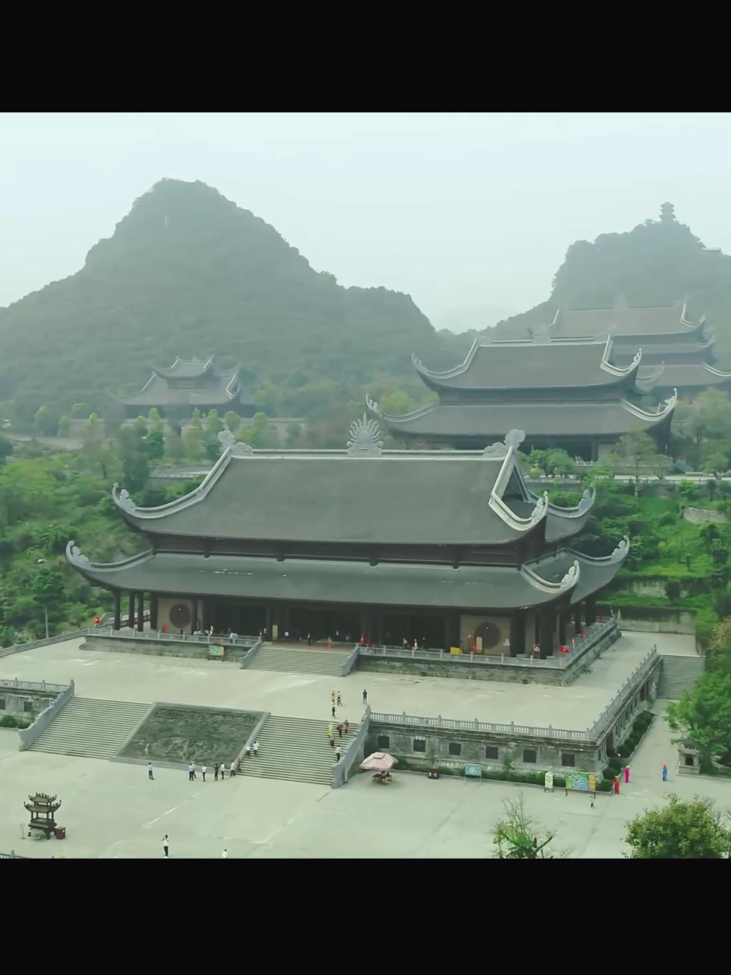 Chùa Tam Chúc, tọa lạc tại tỉnh Hà Nam, là ngôi chùa lớn nhất Việt Nam, được mệnh danh là ‘Hạ Long trên cạn’. Khu chùa nằm giữa khung cảnh sơn thủy hữu tình, bao quanh bởi núi non trùng điệp và hồ nước mênh mông. Theo sử sách, nơi đây vốn là ngôi chùa cổ có niên đại hơn 1.000 năm, gắn liền với triều đại nhà Đinh và vùng đất Hoa Lư xưa. Chùa Tam Chúc ngày nay được phục dựng với quy mô đồ sộ, kết hợp hài hòa giữa kiến trúc hiện đại và nét cổ kính phương Đông. Điểm nổi bật là điện Tam Thế, nơi thờ ba pho tượng Phật khổng lồ bằng đồng, và hàng vạn bức phù điêu được chạm khắc từ đá núi lửa mang về từ Ấn Độ. Nơi đây không chỉ là điểm đến tâm linh, mà còn là biểu tượng giao hòa giữa con người, thiên nhiên và Phật pháp. 🇻🇳 #vietnam #tamchuc #dulich #hanam #dulichvietnam #travel #xuhuongtiktok #xuhướng #tôiyêuviệtnam #chùa #thanhtịnh #dep