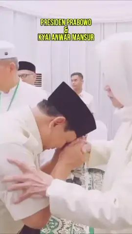Dalam tradisi pesantren, adab bukan sekadar sopan santun, tetapi bagian dari fondasi keilmuan dan spiritualitas. Santri belajar menunduk, mencium tangan, berjalan ngesot di hadapan kiai-semua itu bukan adab tanpa makna, melainkan bentuk kesadaran bahwa ilmu bukan hanya teks, tetapi nūr (cahaya) yang memerlukan hati yang bersih untuk menampungnya. Kritik terhadap tradisi ini kerap datang dari sudut pandang rasional modern, yang menilai simbol fisik penghormatan sebagai bentuk feodalisme, perbudakan bahkan kemusyrikan. Namun secara historis dan teologis, perilaku semacam itu memiliki akar dalam sunnah Rasulullah dan perilaku para sahabat. #jagapesantren #pesantrenbersatu #BoikotTrans7