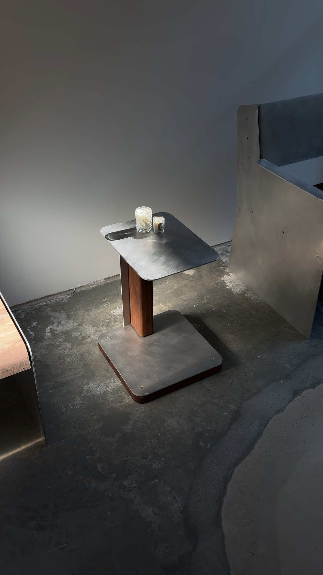 Continuing my exploration with sheet metal and black walnut, I designed this side table to pair with the industrial style stool I made a few weeks back. It’s so cool to see how much you can create with just a few screws and sheets of metal. Can’t wait to show you the accent chairs next ! #interiordesign #sidetable #homedecor #industrialminimalism 